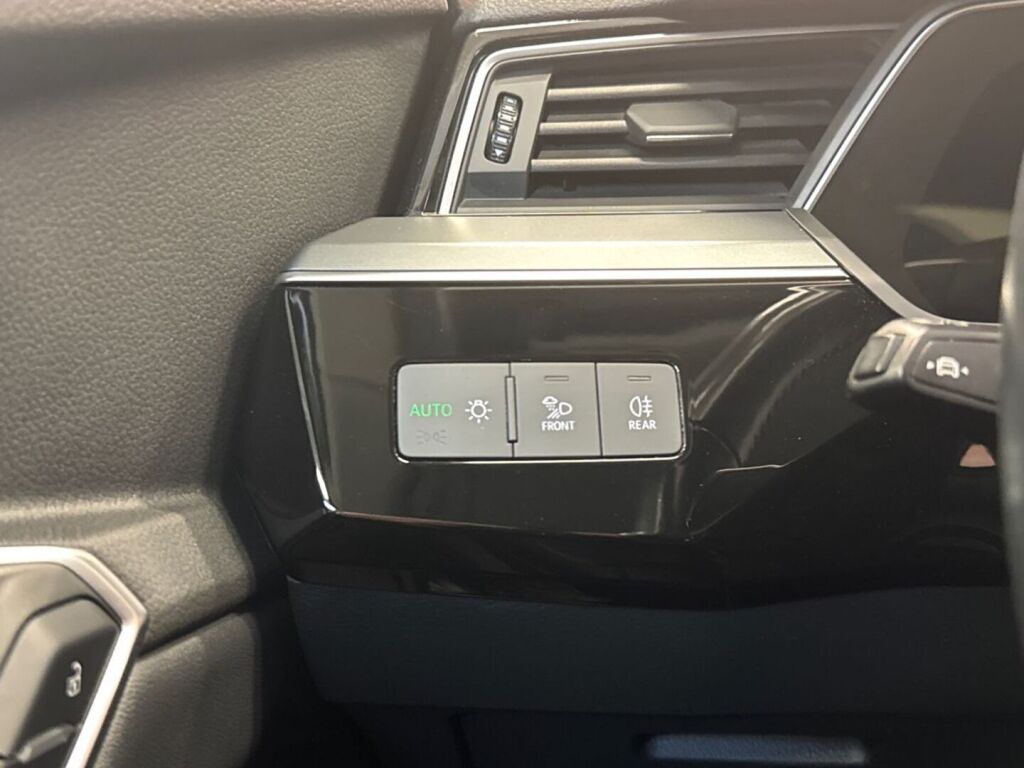 Audi e-tron 2021 Musta