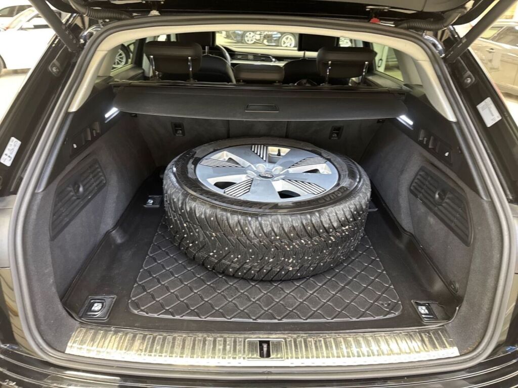 Audi e-tron 2021 Musta