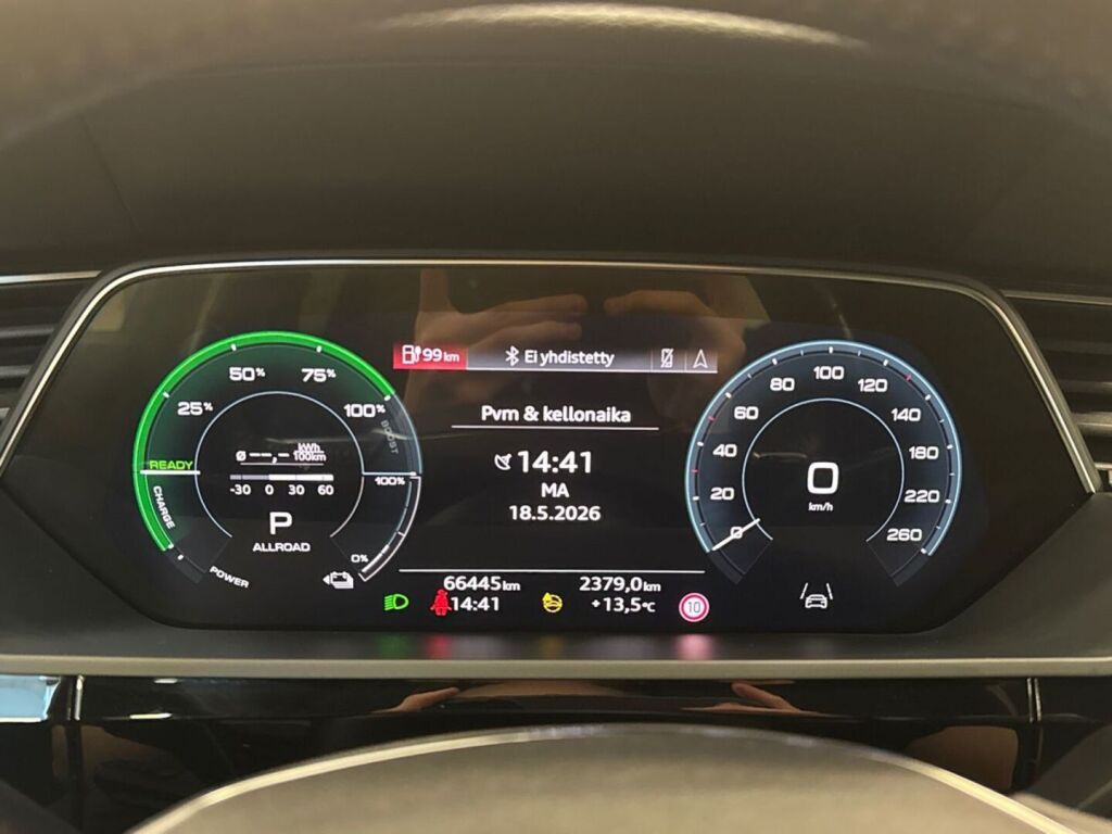 Audi e-tron 2021 Musta