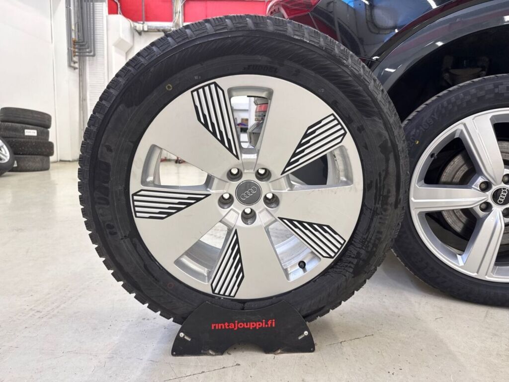 Audi e-tron 2021 Musta