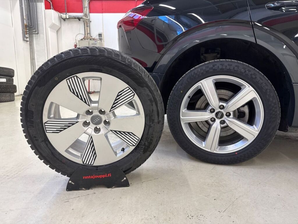 Audi e-tron 2021 Musta