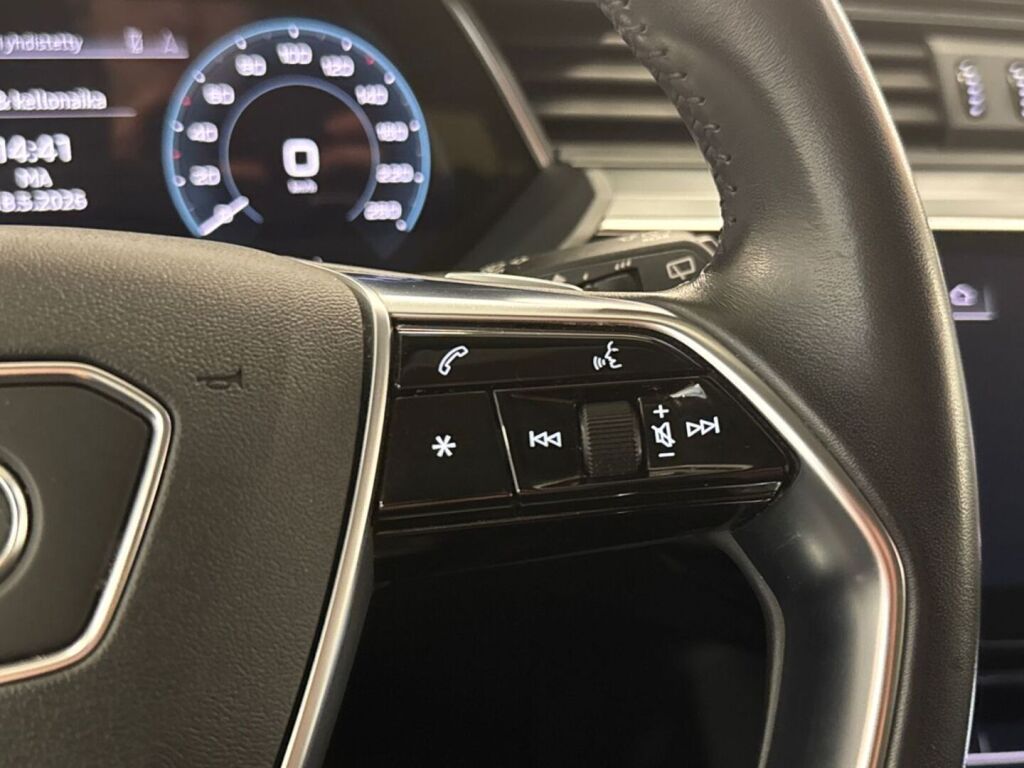 Audi e-tron 2021 Musta