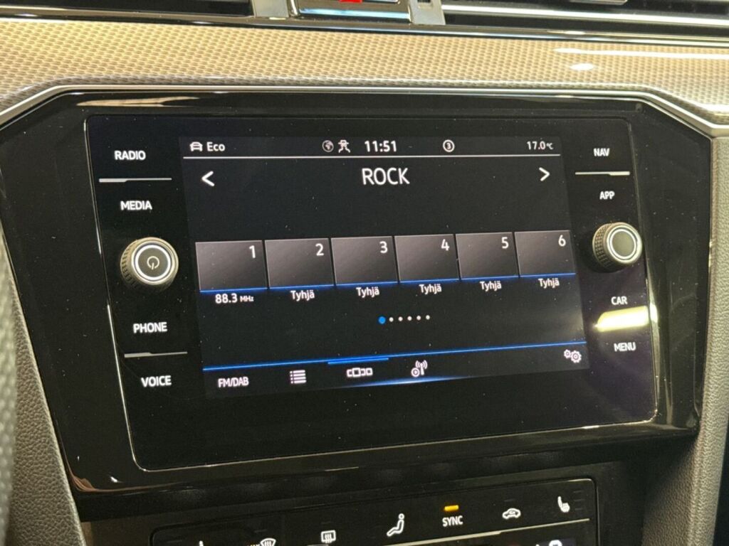 Volkswagen Passat 2022 Musta