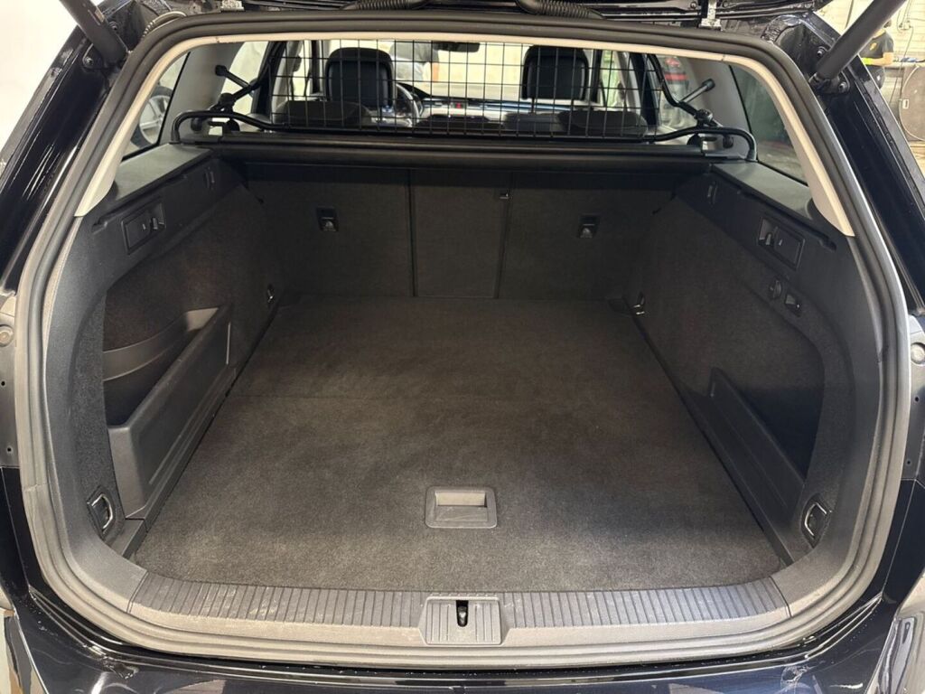 Volkswagen Passat 2022 Musta