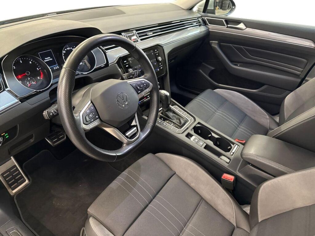 Volkswagen Passat 2022 Musta