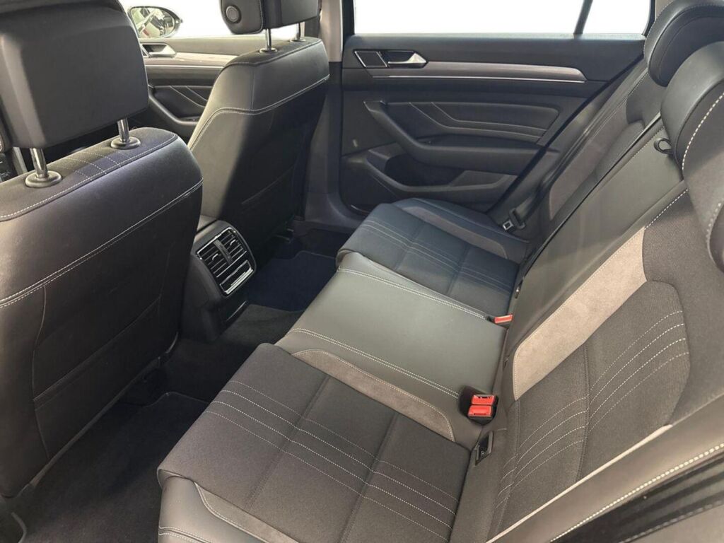 Volkswagen Passat 2022 Musta