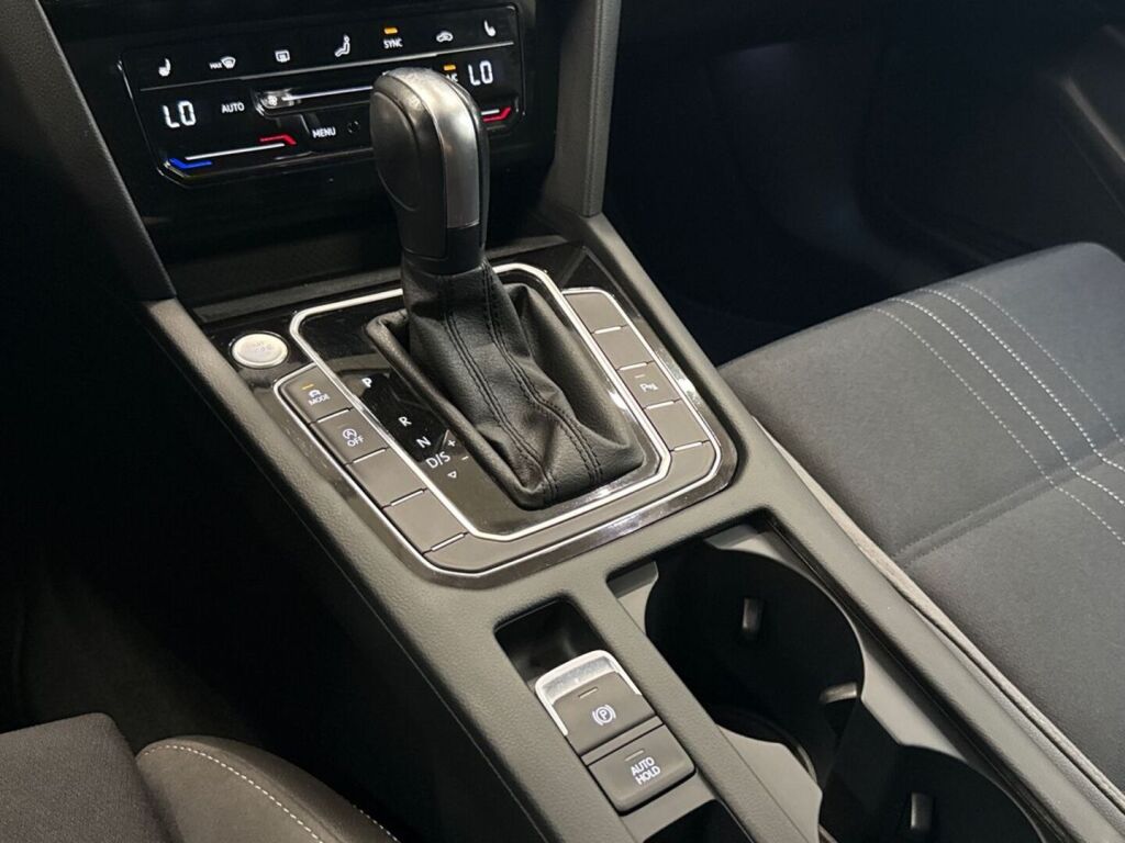 Volkswagen Passat 2022 Musta