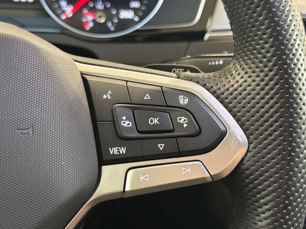 Volkswagen Passat 2022 Musta