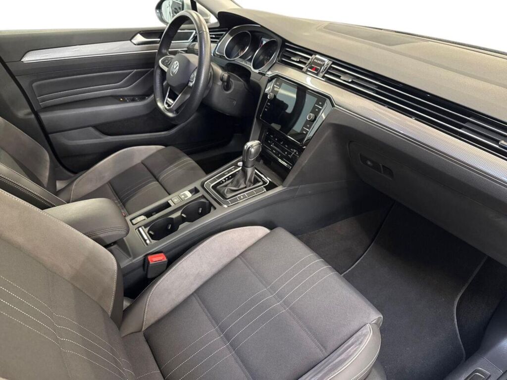 Volkswagen Passat 2022 Musta