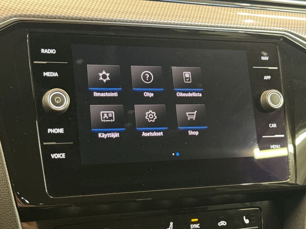 Volkswagen Passat 2022 Musta