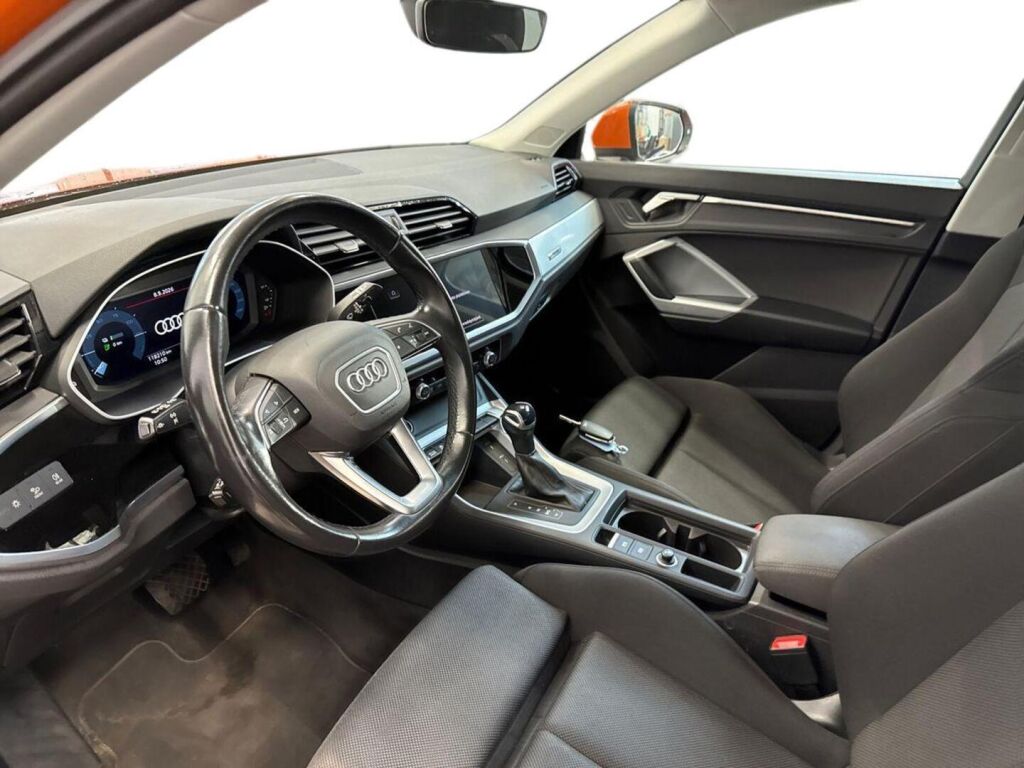 Audi Q3 2022 Oranssi