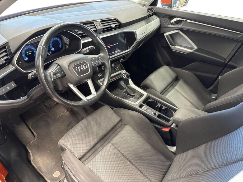 Audi Q3 2022 Oranssi