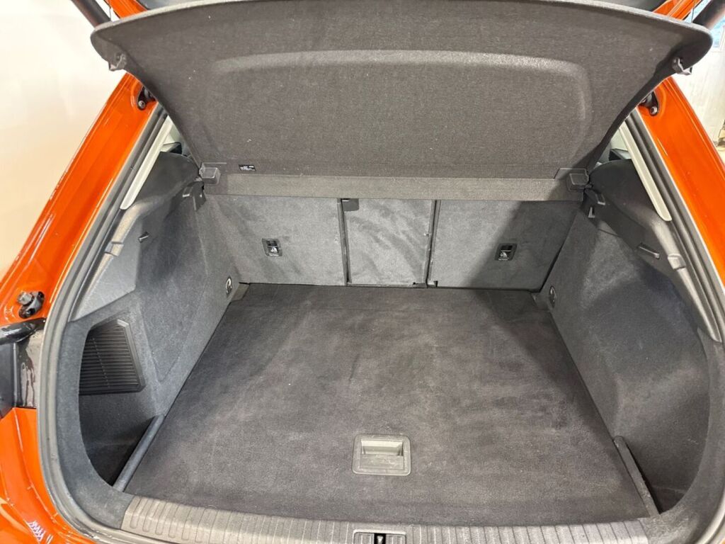 Audi Q3 2022 Oranssi