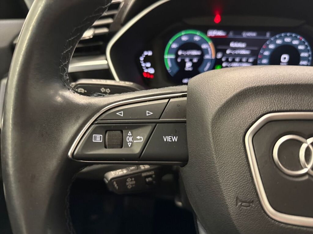 Audi Q3 2022 Oranssi
