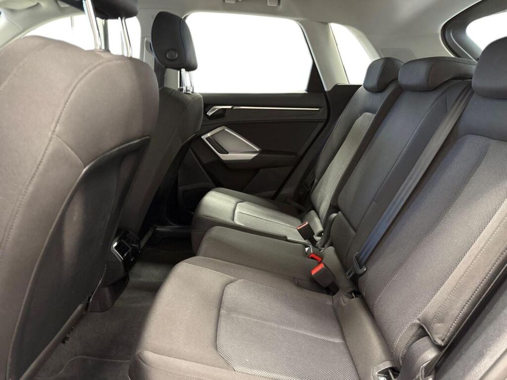 Audi Q3 2022 Oranssi