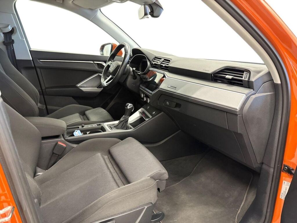 Audi Q3 2022 Oranssi