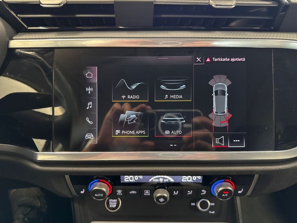 Audi Q3 2022 Oranssi
