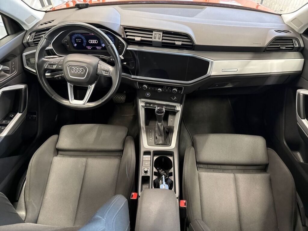 Audi Q3 2022 Oranssi