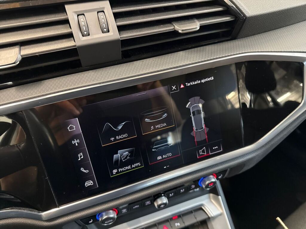 Audi Q3 2022 Oranssi