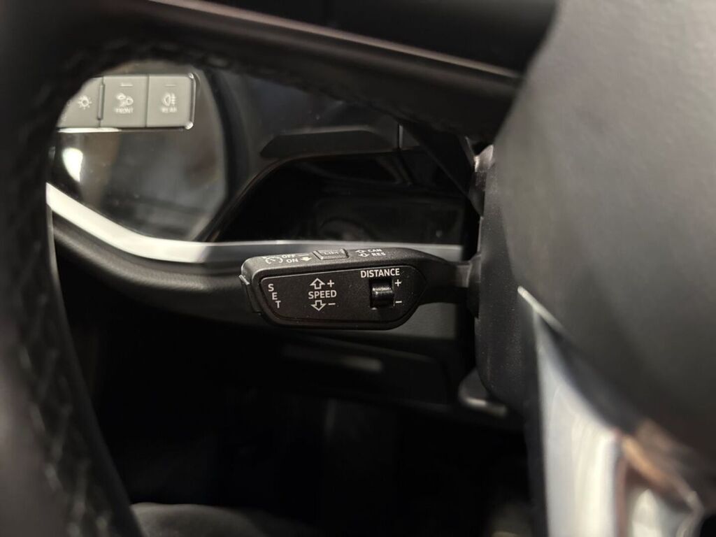 Audi Q3 2022 Oranssi
