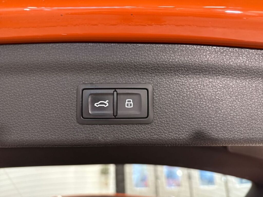 Audi Q3 2022 Oranssi