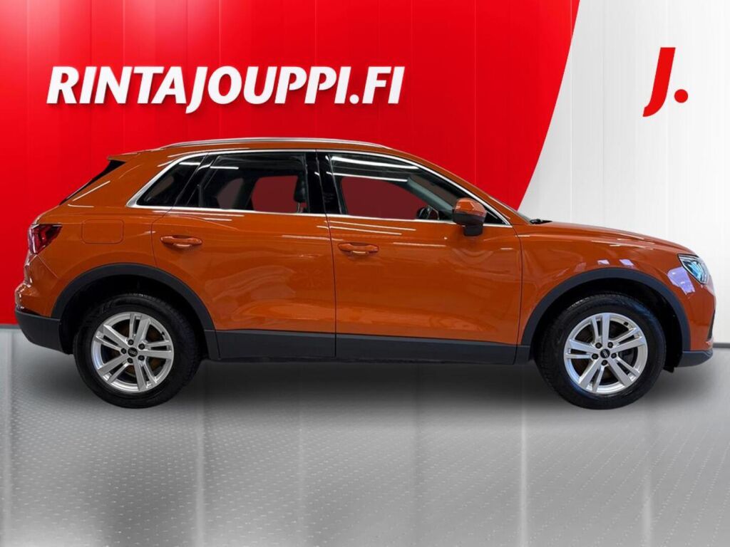 Audi Q3 2022 Oranssi