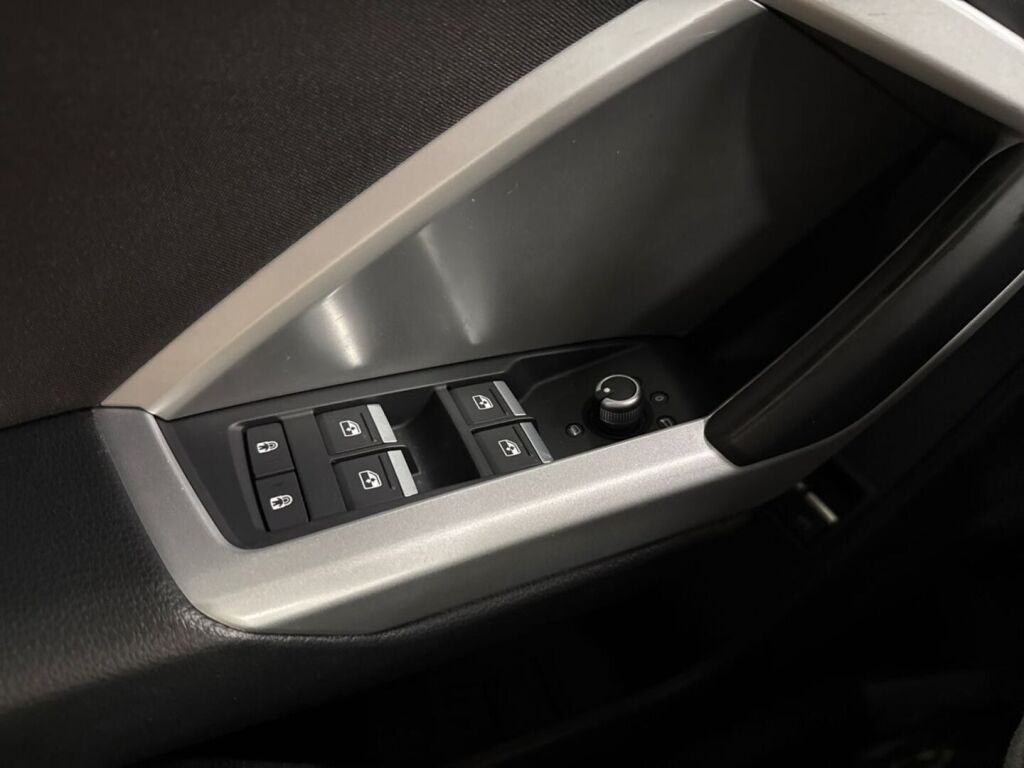 Audi Q3 2022 Oranssi