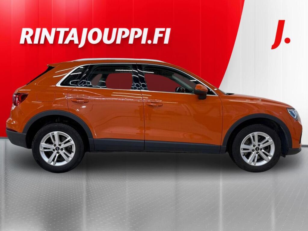 Audi Q3 2022 Oranssi