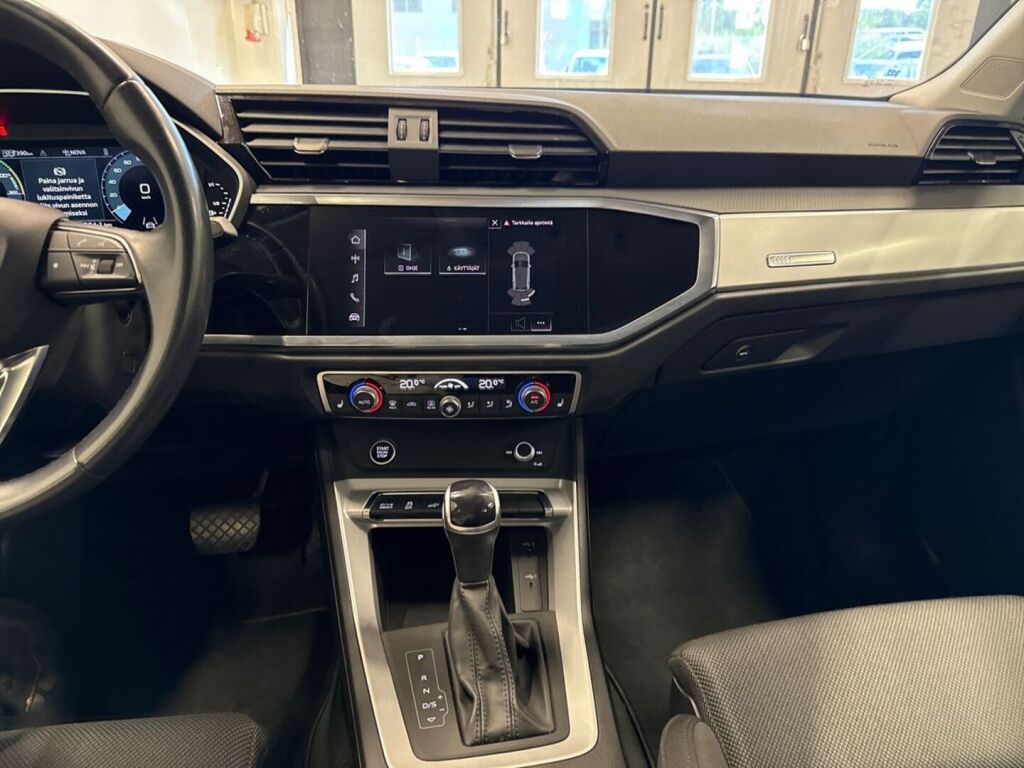 Audi Q3 2022 Oranssi