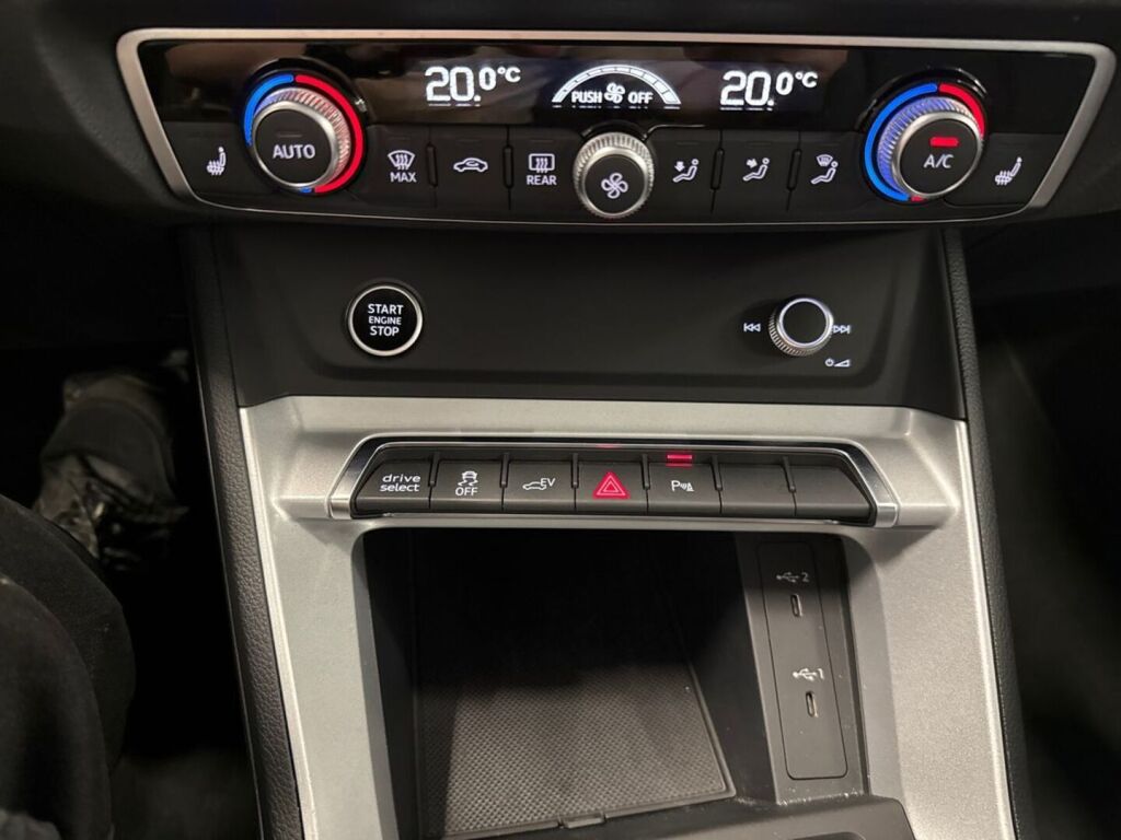 Audi Q3 2022 Oranssi