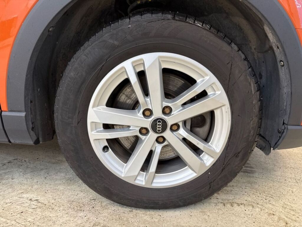 Audi Q3 2022 Oranssi