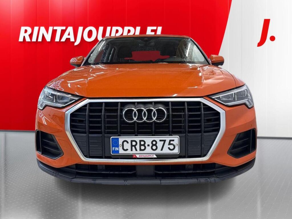 Audi Q3 2022 Oranssi