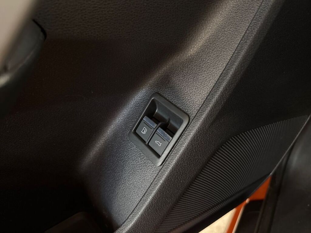 Audi Q3 2022 Oranssi