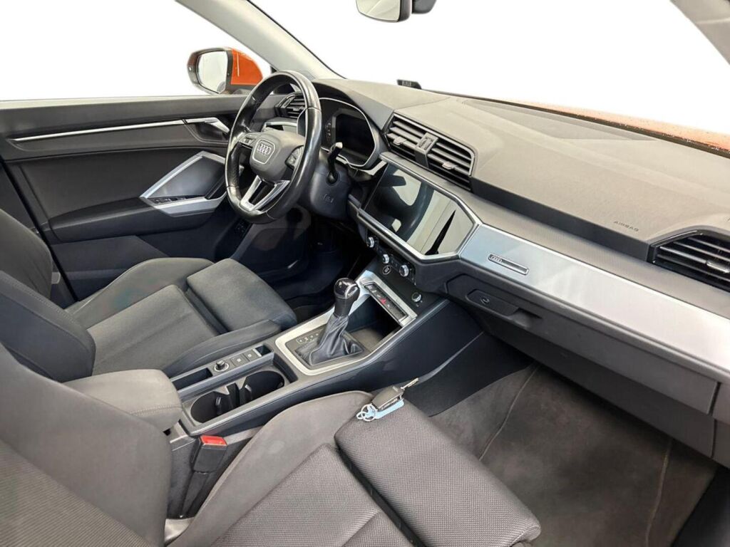 Audi Q3 2022 Oranssi