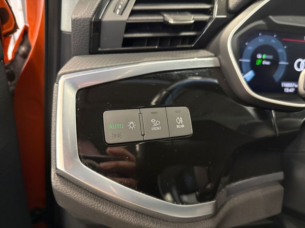 Audi Q3 2022 Oranssi