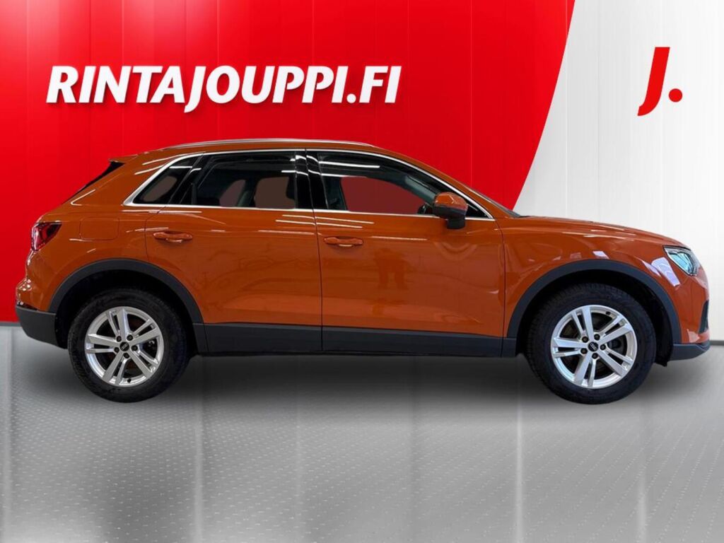 Audi Q3 2022 Oranssi