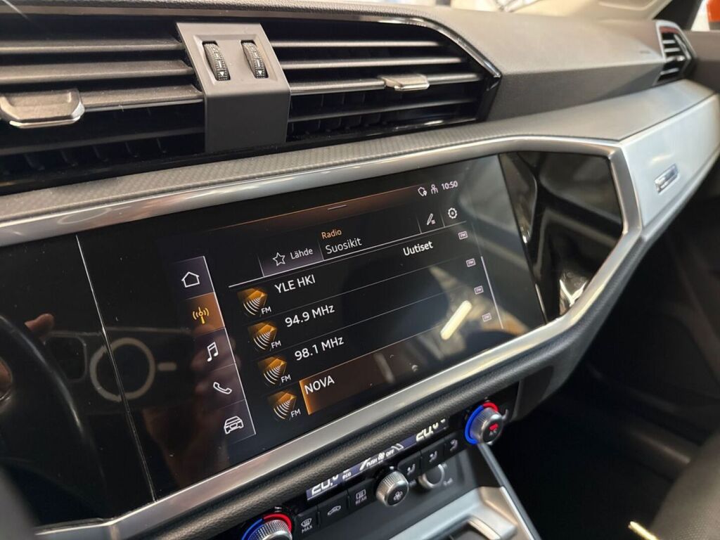 Audi Q3 2022 Oranssi