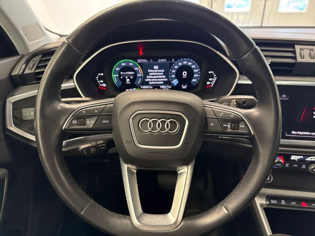 Audi Q3 2022 Oranssi