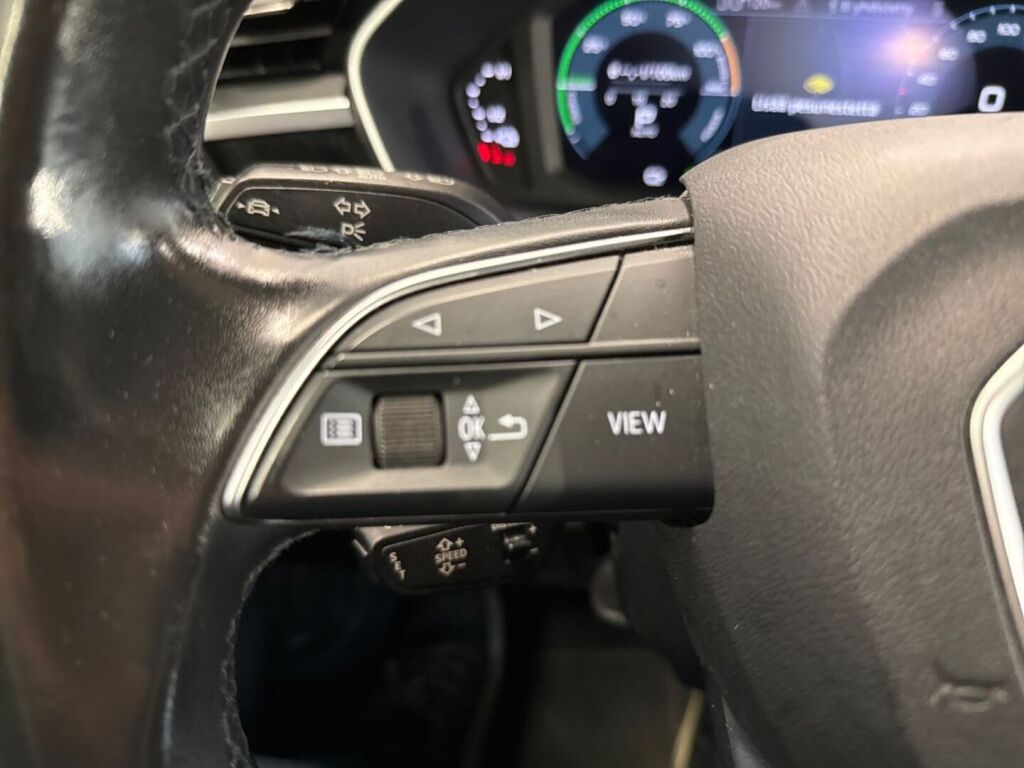 Audi Q3 2022 Oranssi