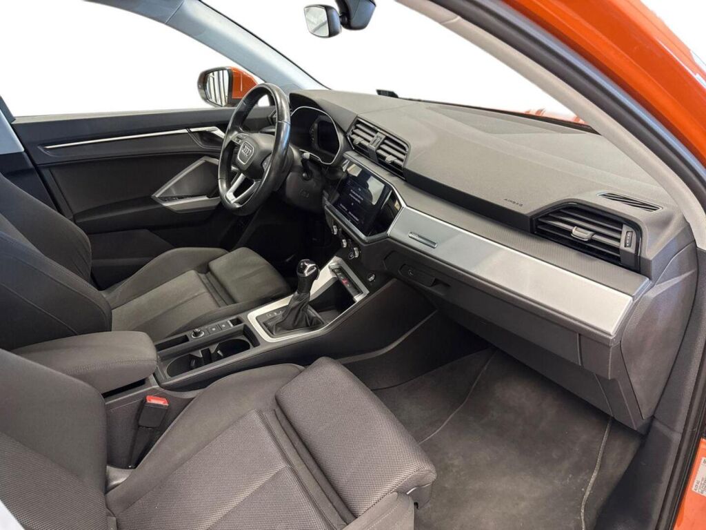 Audi Q3 2022 Oranssi