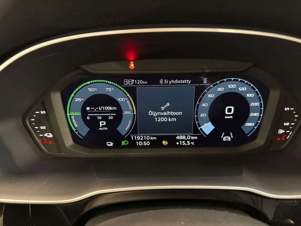 Audi Q3 2022 Oranssi