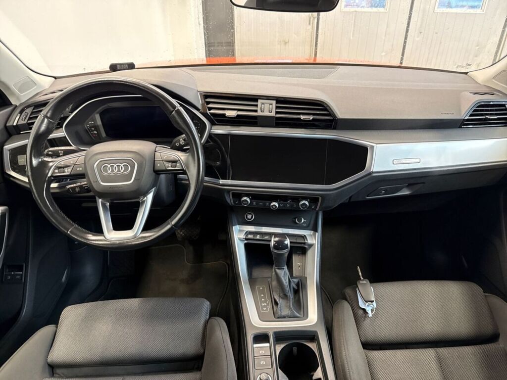 Audi Q3 2022 Oranssi