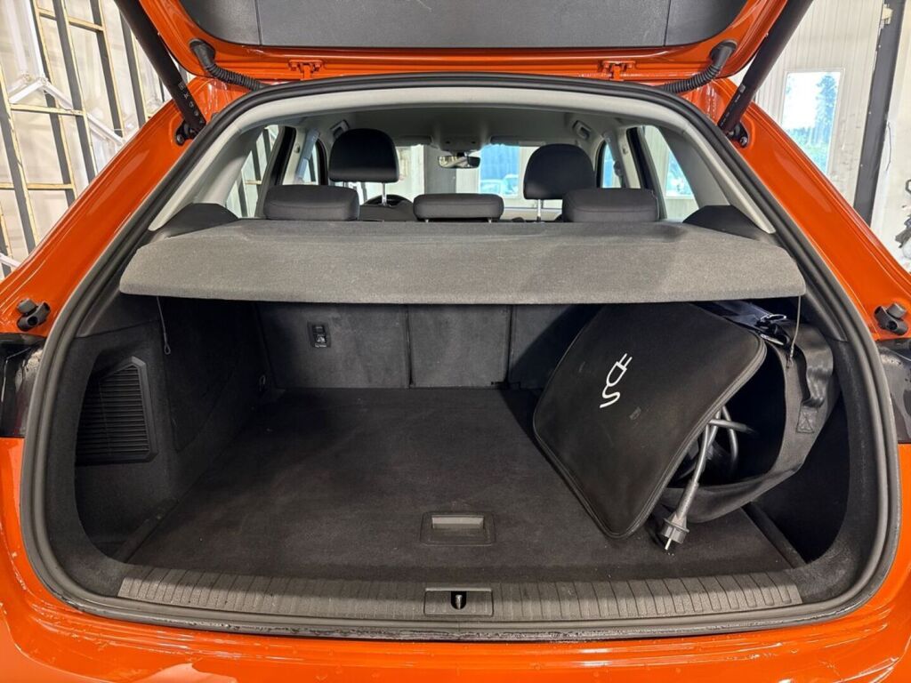 Audi Q3 2022 Oranssi