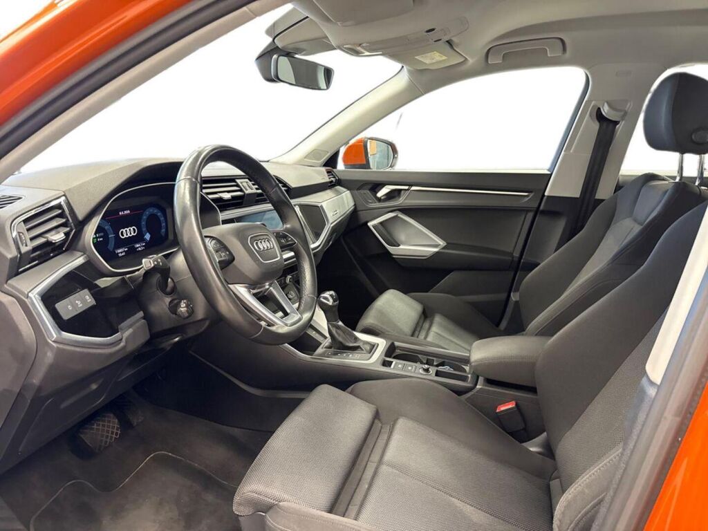 Audi Q3 2022 Oranssi