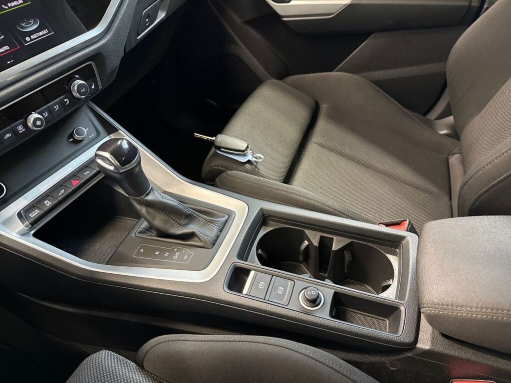 Audi Q3 2022 Oranssi
