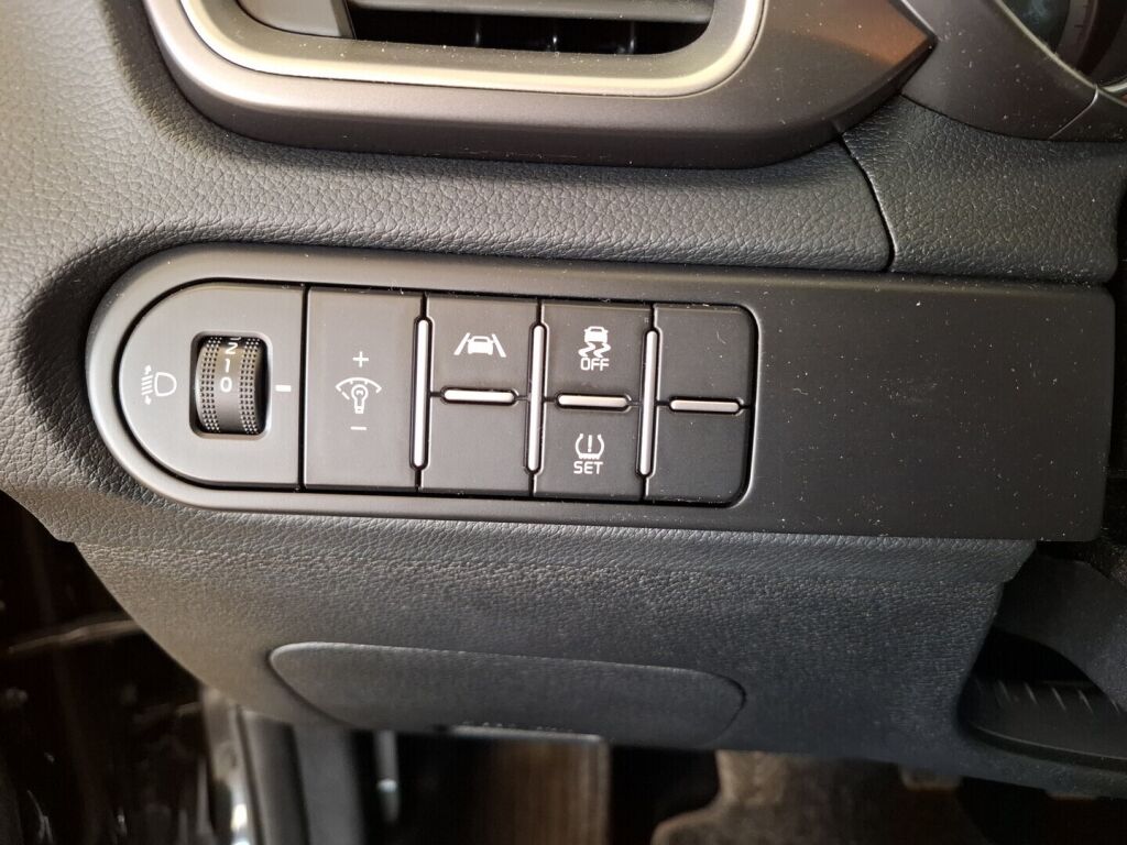 Kia Ceed 2022 Musta