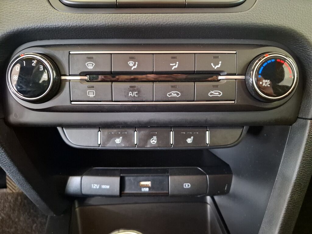 Kia Ceed 2022 Musta