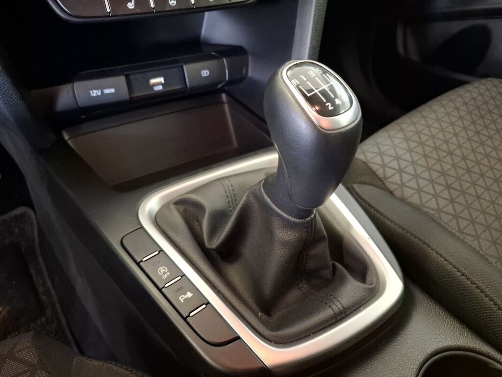 Kia Ceed 2022 Musta