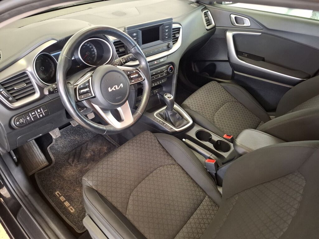 Kia Ceed 2022 Musta