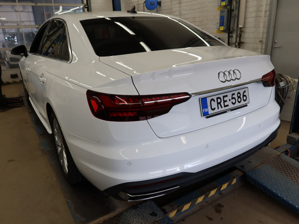 Audi A4 2022 Valkoinen